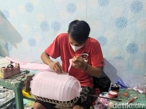 Keluh Kesah Perajin Lampion Jelang Imlek, Banjir Order Tapi Bahan Baku Naik