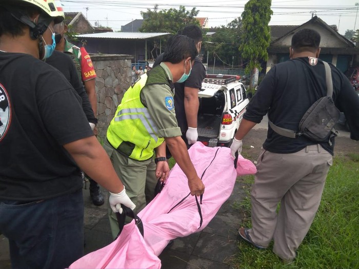 Polisi mengevakuasi mayat di Taman Kalianyar, Jumat (28/1/2022)