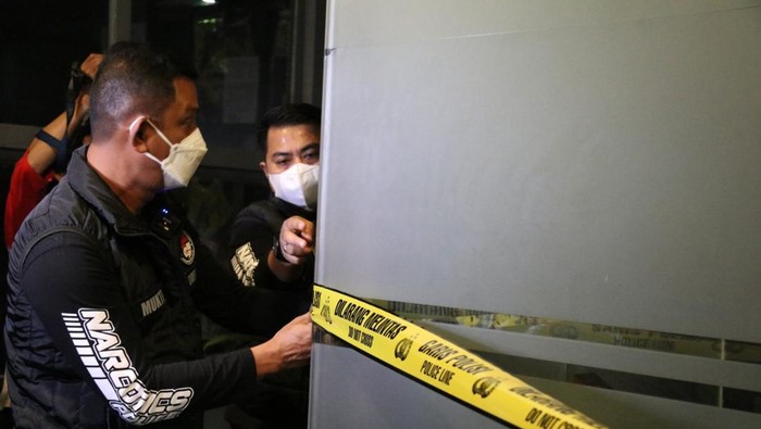 Polisi menyegel Duck Down Bar Gunawarman Jaksel karena langgar jam operasional, Jumat (28/1/2022) dini hari.