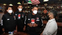 Tim Direktorat Narkoba Polda Metro Jaya melakukan patroli dalam rangka pengecekan protokol kesehatan PPKM level 2 DKI Jakarta. Sejumlah kafe di kawasan SCBD, Senopati hingga Gunawarman, Jakarta Selatan disidak polisi. (Dok.Polda Metro Jaya)