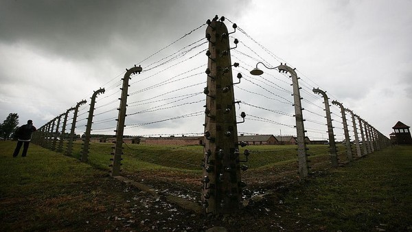 Para tahanan di sana juga dimanfaatkan untuk eksperimen medis. Pelakunya adalah seorang dokter Jerman bernama Josef Mengele. Getty Images/Christopher Furlong Para tahanan di sana juga dimanfaatkan untuk eksperimen medis. Pelakunya adalah seorang dokter Jerman bernama Josef Mengele. Getty Images/Christopher Furlong
