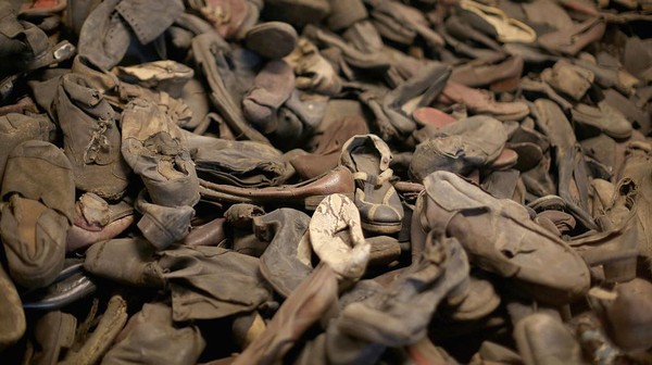 Selain itu, Kamp Auschwitz juga telah ditetapkan sebagai Warisan Dunia oleh UNESCO. Setidaknya 2 juta wisatawan datang ke sana untuk melihat keganasan Nazi dan mengenang korban yang telah gugur. Getty Images/Christopher Furlong Selain itu, Kamp Auschwitz juga telah ditetapkan sebagai Warisan Dunia oleh UNESCO. Setidaknya 2 juta wisatawan datang ke sana untuk melihat keganasan Nazi dan mengenang korban yang telah gugur. Getty Images/Christopher Furlong