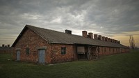 Kendati Kamp Auschwitz digunakan sebagai sarana membunuh orang, tak semua tahanan di sana langsung dimusnahkan. Beberapa ada yang disuruh bekerja menjadi budak yang memproduksi berbagai amunisi untuk kebutuhan Perang Dunia II. Getty Images/Christopher Furlong