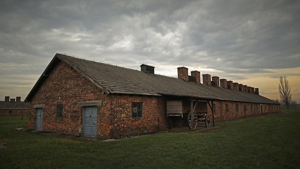 Kendati Kamp Auschwitz digunakan sebagai sarana membunuh orang, tak semua tahanan di sana langsung dimusnahkan. Beberapa ada yang disuruh bekerja menjadi budak yang memproduksi berbagai amunisi untuk kebutuhan Perang Dunia II. Getty Images/Christopher Furlong Kendati Kamp Auschwitz digunakan sebagai sarana membunuh orang, tak semua tahanan di sana langsung dimusnahkan. Beberapa ada yang disuruh bekerja menjadi budak yang memproduksi berbagai amunisi untuk kebutuhan Perang Dunia II. Getty Images/Christopher Furlong