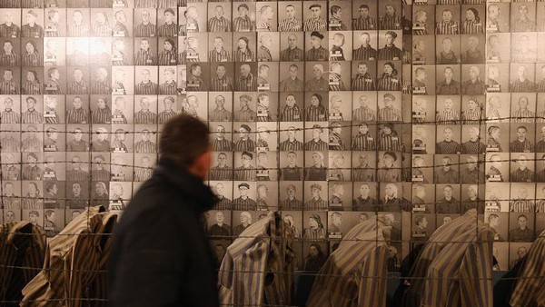 Usai peristiwa kelam yang terjadi di sana, kamp ini kembali dibuka untuk umum sebagai tempat wisata sejarah. Di sana terdapat museum dan tempat peringatan. Getty Images/Sean Gallup Usai peristiwa kelam yang terjadi di sana, kamp ini kembali dibuka untuk umum sebagai tempat wisata sejarah. Di sana terdapat museum dan tempat peringatan. Getty Images/Sean Gallup