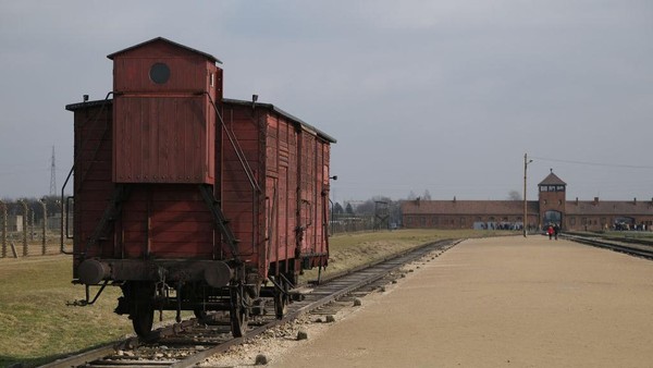 Kamp Auschwitz mulai hancur pada 1944 ketika Nazi nyaris kalah dari sekutu. Kemudian pada 1945, tentara Soviet memerintahkan Nazi untuk meninggalkan Auschwitz. Getty Images/Sean Gallup
