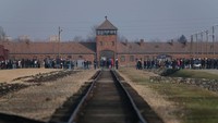Kamp Konsentrasi Auschwitz berada di Polandia. Kamp ini dibangun Nazi pada tahun 1940 atas perintah Adolf Hitler. Getty Images/Sean Gallup
