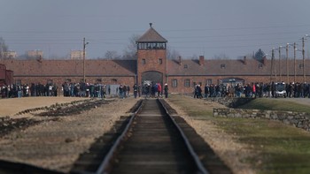 Eksperimen Nazi: Mungkin ekspemen terjahat paling terkenal adalah yang dilakukan Josef Mengele, dokter Nazi di Auschwitz. Mengele menyisir kereta untuk mencari anak kembar untuk eksperimen, demi membuktikan teori supremasi ras Arya. Banyak yang meninggal dalam prosesnya. Dia juga mengumpulkan mata pasien yang meninggal. Nazi menggunakan tahanan untuk menguji pengobatan penyakit menular dan perang kimia. Yang lain dipaksa masuk ke suhu beku dan ruang bertekanan rendah untuk eksperimen penerbangan. Tahanan tak terhitung jumlahnya jadi sasaran prosedur sterilisasi eksperimental. Beberapa dokter diadili, namun Mengele melarikan diri ke Amerika Selatan. Dia meninggal di Brasil tahun 1979 karena jantung, tahun-tahun terakhirnya dihabiskan kesepian dan depresi. Foto: Getty Images/Sean Gallup