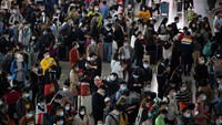 Keluarga terbesar di China pergi liburan, meskipun ada permintaan pemerintah untuk tetap di tempat mereka berada saat Beijing mencoba menahan wabah virus corona. Terlebih hanya tinggal menghitung hari China akan menghelat Olimpiade Musim Dingin. (Chinatopix via AP)