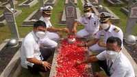 Pengawas ISM Code Simon (kiri) besama Nakhoda KM Awu Capt Erivaldi Rawza (dua kiri), Nakhoda KM Leuser Capt. Ampera Warman (tengah), KKM KM Awu Engkus Kusnadi (dua kanan) dan Manager Perencanaan SDM Laut PT PELNI Junarto (kanan) saat melakukan ziarah ke makan Capt Abdul Rivai di TMP Kalibata Jakarta. 