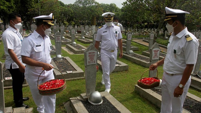 Dalam rangka mengenang 41 tahun Tragedi KM Tampomas II, Manajemen PT PELNI (Persero) melaksanakan ziarah ke makam Capt. Abdul Rivai selaku Nakhoda KM Tampomas II yang telah gugur  saat bertugas.