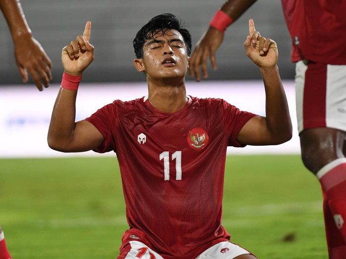 Pemain Timnas Indonesia Pratama Arhan berselebrasi bersama rekannya setelah berhasil mencetak gol ke gawang Timnas Timor Leste dalam pertandingan sepak bola Leg 1 FIFA Matchday di Stadion I Wayan Dipta, Gianyar, Bali, Kamis (27/1/2022). Indonesia menang atas Timor Leste dengan skor 4-1. ANTARA FOTO/Nyoman Budhiana/hp.