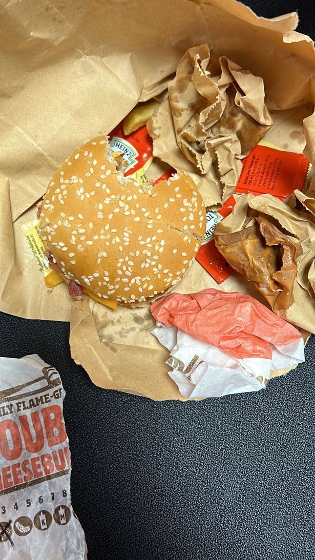 Pria Muslim Ini Kaget, Tak Sengaja Makan Burger Isi Bacon Babi