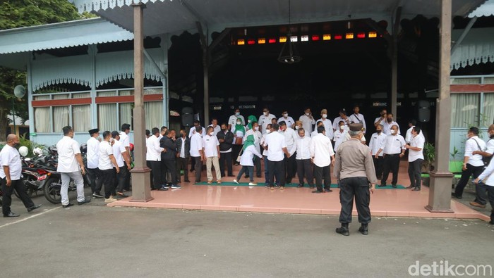 Puluhan kades geruduk kantor Bupati Kudus, Jumat (28/1/2022).