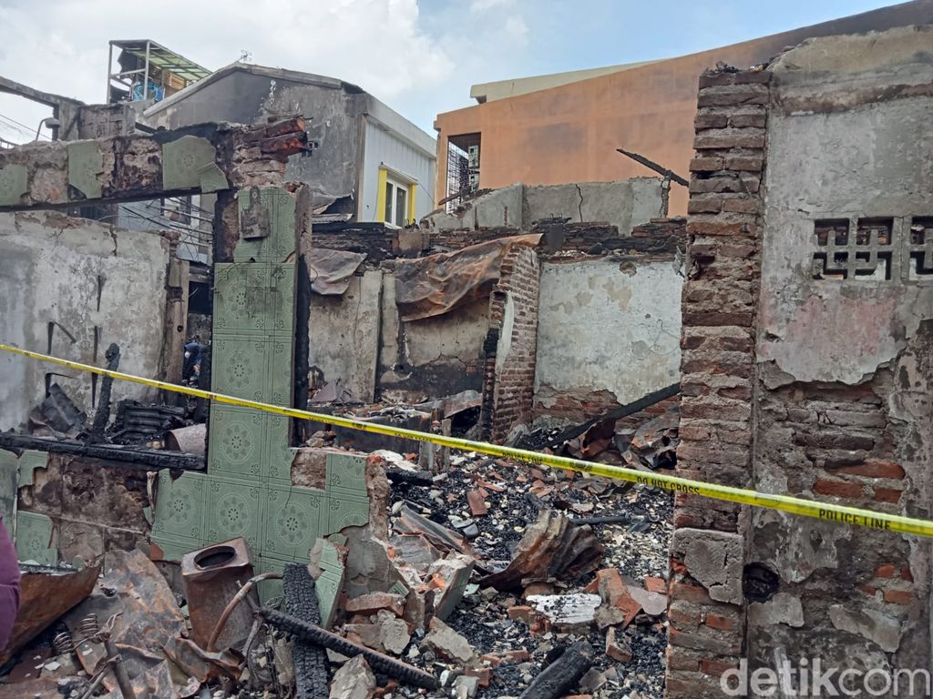 Puluhan rumah terbakar di Mangga Dua Selatan, Sawah Besar, Jakarta Pusat (Jakpus). Kebakaran itu juga menyebabkan 3 orang terluka. (Anggi Muliawati/detikcom)