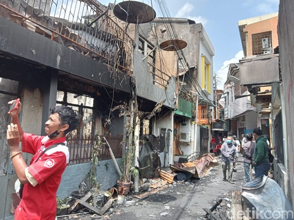 https://awsimages.detik.net.id/community/media/visual/2022/01/28/puluhan-rumah-terbakar-di-mangga-dua-selatan-sawah-besar-jakarta-pusat-jakpus-kebakaran-itu-juga-menyebabkan-3-orang-terluka-a-3.jpeg?q=90&w=600