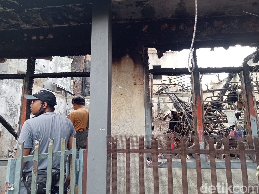 Puluhan rumah terbakar di Mangga Dua Selatan, Sawah Besar, Jakarta Pusat (Jakpus). Kebakaran itu juga menyebabkan 3 orang terluka. (Anggi Muliawati/detikcom)