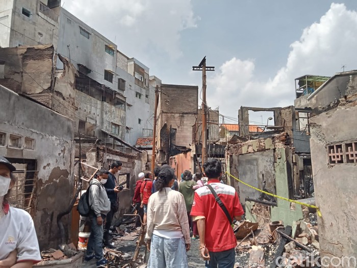 Puluhan rumah terbakar di Mangga Dua Selatan, Sawah Besar, Jakarta Pusat (Jakpus). Kebakaran itu juga menyebabkan 3 orang terluka. (Anggi Muliawati/detikcom)