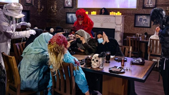 Restoran di Riyadh Ini Tawarkan Santap Makanan Bareng Zombi hingga Vampir! Berani? Restoran di Riyadh Ini Tawarkan Santap Makanan Bareng Zombi hingga Vampir! Berani?
