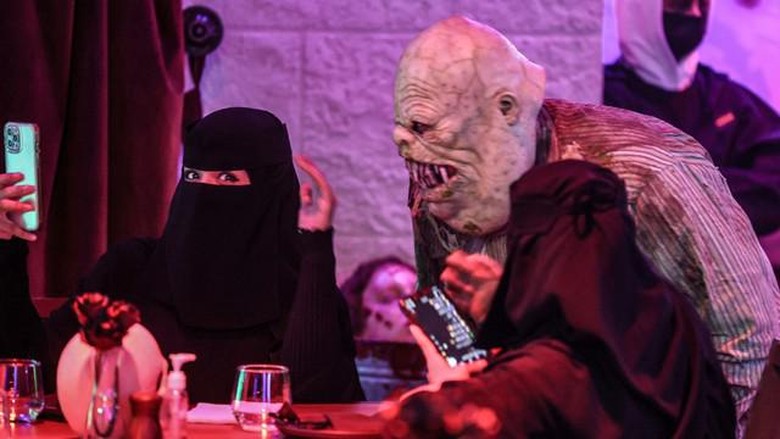 Restoran di Riyadh Ini Tawarkan Santap Makanan Bareng Zombi hingga Vampir! Berani? Restoran di Riyadh Ini Tawarkan Santap Makanan Bareng Zombi hingga Vampir! Berani?
