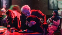 Salah satu pengunjung yang merasa takut dan malah tak nafsu makan saat makanan disajikan zombie. Tapi pengunjung lain ada yang justru bersemangat. (AFP)