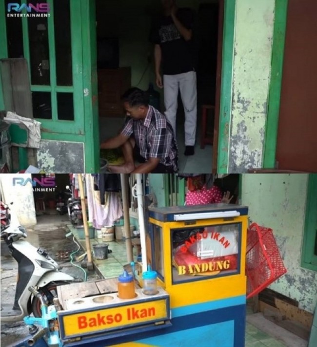 Nama Dimas mulai mencuri perhatian usai kemiripannya dengan Raffi Ahmad menjadi viral di media sosial. Sebelum terkenal, Dimas bekerja sebagai pedagang bakso ikan. Gerobak bakso ikannya itu pun masih tampak terparkir di bagian depan kontrakan rumahnya. Kini Dimas bekerja di bawah naungan Rans Entertainment milik Raffi Ahmad. Foto: YouTube/Rans Entertainment