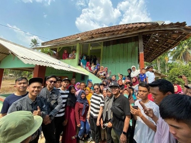 Pengasuh Rafathar yang biasa dipanggil mbak Lala memiliki sebuah rumah yang berada di Lampung. Rumahnya itu terlihat seperti rumah panggung dengan dinding berwarna hijau. Lala sendiri sudah cukup lama bekerja sebagai pengasuh Rafathar. Foto: YouTube/Rans Entertainment