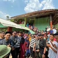 Pengasuh Rafathar yang biasa dipanggil mbak Lala memiliki sebuah rumah yang berada di Lampung. Rumahnya itu terlihat seperti rumah panggung dengan dinding berwarna hijau. Lala sendiri sudah cukup lama bekerja sebagai pengasuh Rafathar. Foto: YouTube/Rans Entertainment