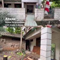 Bekerja bersama Raffi Ahmad dalam naungan Rans Entertainment selama tiga tahun, rupanya Abrar sudah berhasil membeli sebuah rumah. Rumah berlantai dua itu tampak cukup luas dengan didominasi warna coklat dan putih. Foto: YouTube/abrar aab