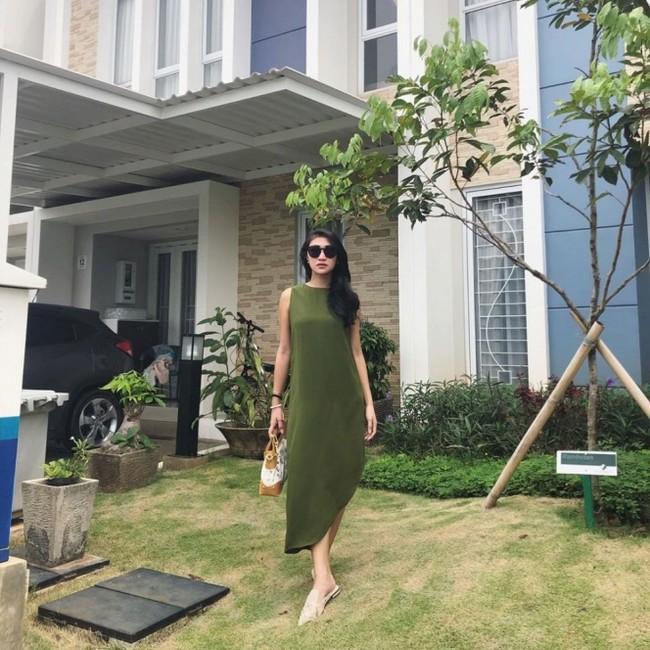 Asisten Nia Ramadhani, Theresa Wienathan memiliki sebuah rumah yang cukup mewah dan besar. Seperti yang terlihat dalam foto, Theresa tampak berpose di depan rumahnya. Gayanya pun tak kalah keren dari Nia Ramadhani. Foto: Instagram/@theresawienathan