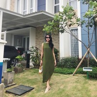 Asisten Nia Ramadhani, Theresa Wienathan memiliki sebuah rumah yang cukup mewah dan besar. Seperti yang terlihat dalam foto, Theresa tampak berpose di depan rumahnya. Gayanya pun tak kalah keren dari Nia Ramadhani. Foto: Instagram/@theresawienathan