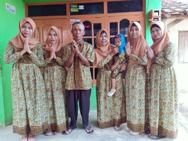 Mantan pengasuh Gempita Nora Marten, Siti Rukoyah atau yang biasa disapa Koneng itu memiliki sebuah rumah sederhana yang. Seperti yang terlihat di dalam foto, Koneng dan keluarganya tampak berpose di depan rumahnya. Wanita asal Tegal itu sebelumnya telah bekerja menjadi pengasuh Gempita sejak anak Gisella Anastasia itu masih bayi. Namun usai menikah, Koneng memilih untuk berhenti. Foto: Instagram/@siti_syalalah