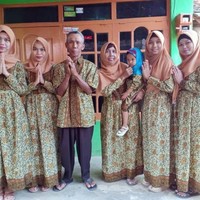Mantan pengasuh Gempita Nora Marten, Siti Rukoyah atau yang biasa disapa Koneng itu memiliki sebuah rumah sederhana yang. Seperti yang terlihat di dalam foto, Koneng dan keluarganya tampak berpose di depan rumahnya. Wanita asal Tegal itu sebelumnya telah bekerja menjadi pengasuh Gempita sejak anak Gisella Anastasia itu masih bayi. Namun usai menikah, Koneng memilih untuk berhenti. Foto: Instagram/@siti_syalalah