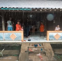 Keluarga Anang Hermansyah dan Ashanty juga sempat mengunjungi rumah asisten pribadi sekaligus pengasuh kedua anaknya, Arsy dan Arsya. Terletak di daerah Jawa Tengah, rumah Suteng tampak cukup besar dengann dinding yang terbuat dari kayu jati. Foto: YouTube/The Hermansyah A6