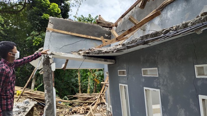 Rumah terdampak pergerakan tanah di Kampung Kebon Kelapa, Desa Cilangkap, Kecamatan Kalanganyar, Lebak dirobohkan. (Foto: Fathul Rizkoh)