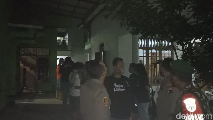 Rumah di Kecamatan Klambu, Grobogan rusak diduga karena ledakan.