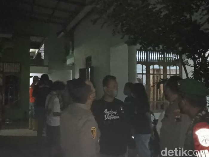 Rumah di Kecamatan Klambu, Grobogan rusak diduga karena ledakan.