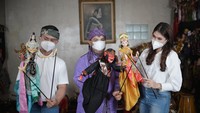 Kampung Jelekong merupakan rumah para pelukis dan seniman wayang di Kabupaten Bandung. Kampung ini sangat dicocok disambangi oleh wisatawan yang memiliki kecintaan tinggi terhadap seni.