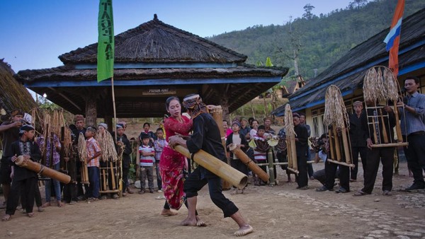 Kampung Gede Kasepuhan Ciptagelar di Kecamatan Cisolok, Kabupaten Sukabumi bisa menjadi salah satu lokasi yang tepat untuk melepas penat kehidupan kota. Desa adat yang berada di kaki Gunung Halimun ini memiliki daya tarik tersendiri bagi pecinta budaya lokal.