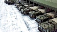 Peluncur rudal Iskander dan kendaraan pendukung tentara Rusia bersiap dikerahkan untuk latihan di Rusia.