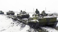 Unit infanteri dan artileri bermotor di barat daya Rusia berlatih menembakkan peluru tajam.