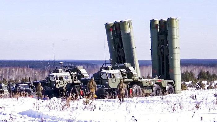 Rusia Gelar Latihan Militer di Dekat Ukraina In this image taken from video provided by the Russian Defense Ministry Press Service, a pair of Tu-95 strategic bombers of the Russian air force are parked at an air base in Engels near the Volga River in Russia, Monday, Jan. 24, 2022. Russia has intensified military drills amid tensions with the West over the buildup of an estimated 100,000 Russian troops near Ukraine that fueled Western fears of an invasion. (Russian Defense Ministry Press Service via AP)