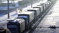 Kendaraan militer Rusia di peron kereta api dalam perjalanan menuju latihan militer bersama di Belarus, tak jauh dari lokasi latihan militer.