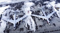 Sepasang pembom strategis Tu-95 angkatan udara Rusia diparkir di sebuah pangkalan udara di Engels dekat Sungai Volga di Rusia.