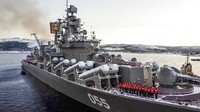 Kapal penjelajah rudal angkatan laut Rusia Marshal Ustinov berlayar untuk latihan di Kutub Utara. Rusia telah meluncurkan serangkaian latihan di tengah ketegangan atas Ukraina dan mengerahkan sekitar 100.000 tentara di dekat wilayah Ukraina yang memicu kekhawatiran Barat.