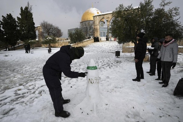 Layanan Meteorologi Israel melaporkan badai musim dingin tersebut membuat dataran Yerusalem tertutup salju setebal 15 cm hingga 25 cm. (AP/Mahmoud Ilean) Layanan Meteorologi Israel melaporkan badai musim dingin tersebut membuat dataran Yerusalem tertutup salju setebal 15 cm hingga 25 cm. (AP/Mahmoud Ilean)