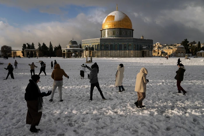 Saat Salju Hujani Kompleks Masjidil Aqsa