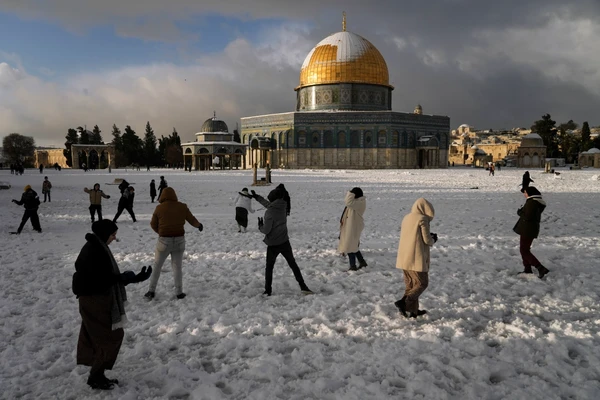Di gang Kota Tua Yerusalem, terlihat banyak anak-anak saling melemparkan bola salju setelah salju pertama turun di wilayah itu. (AP/Mahmoud Ilean)