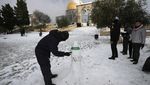 Foto: Senyum Bahagia di Komplek Masjid Al-Aqsa Saat Salju Turun