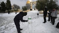Layanan Meteorologi Israel melaporkan badai musim dingin tersebut membuat dataran Yerusalem tertutup salju setebal 15 cm hingga 25 cm. (AP/Mahmoud Ilean)